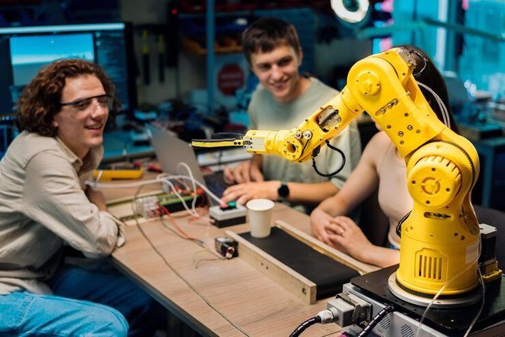 Robot Arms in Manufacturing: Guide to Automation and Efficiency
